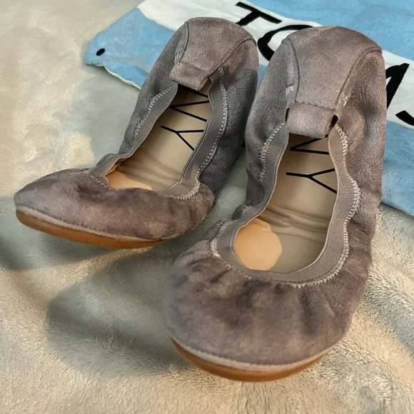 🎁 2/$8 YNY Foldable Grey Slip On Travel Flats - Picture 3 of 4